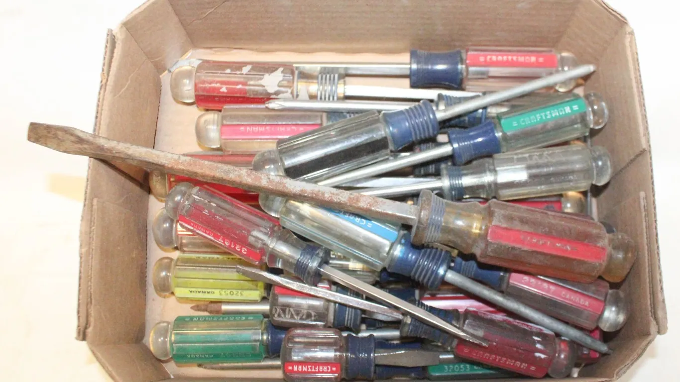 FLAT OF VINTAGE CRAFTSMAN SCREWDRIVERS