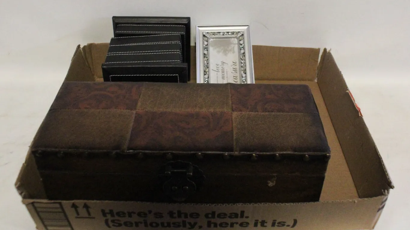 LOT OF JEWELRY BOXES AND TRINKET BOX