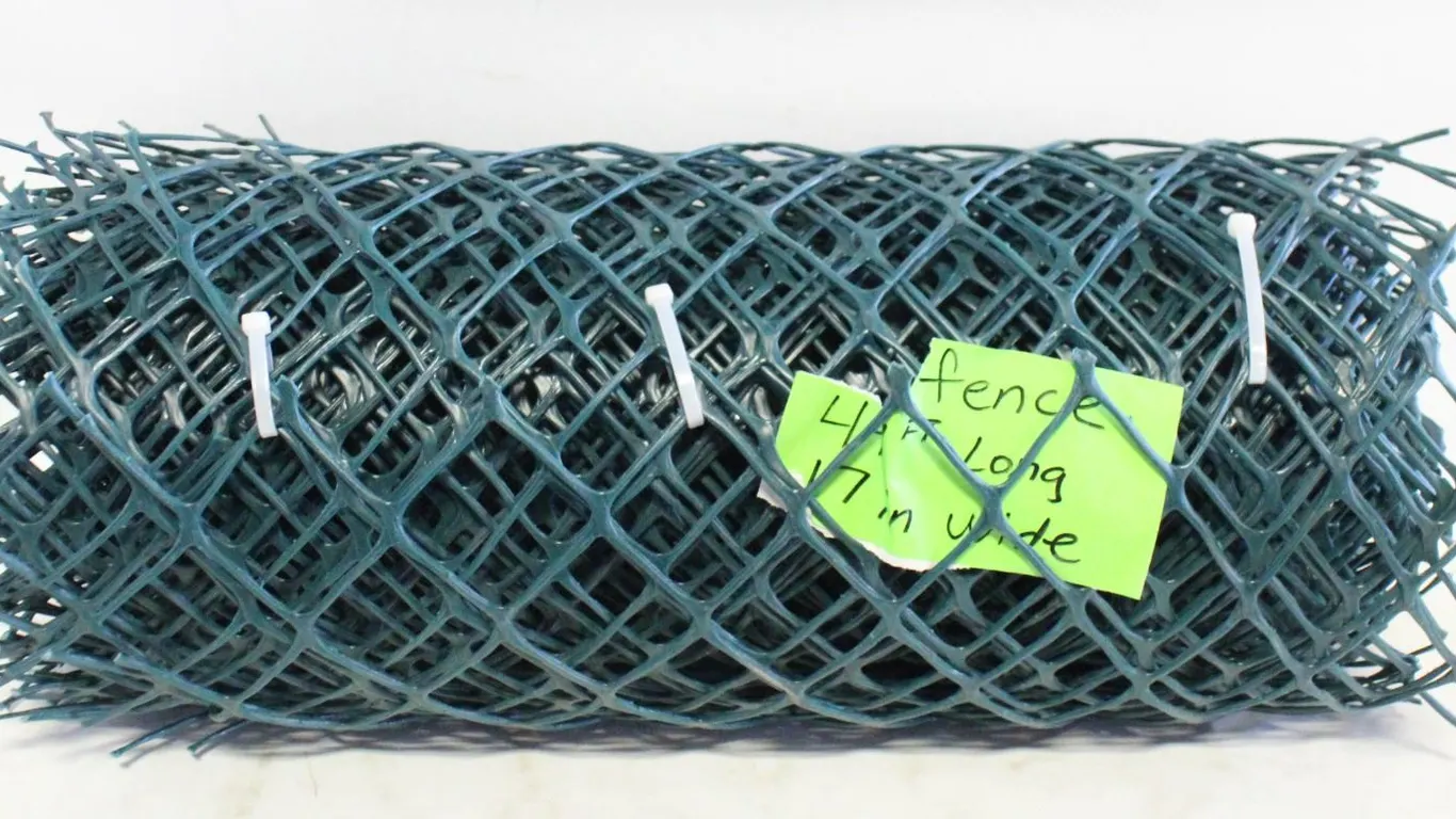 FENCING 17 IN W, 49 FT L