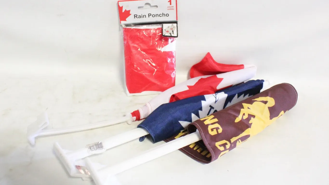 CANADA RAIN PONCHO & CAR FLAG, WYOMING COWBOYS