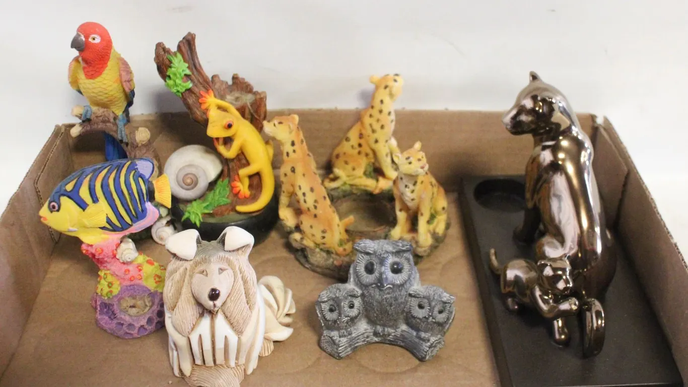 FLAT OF DÉCOR ITEMS