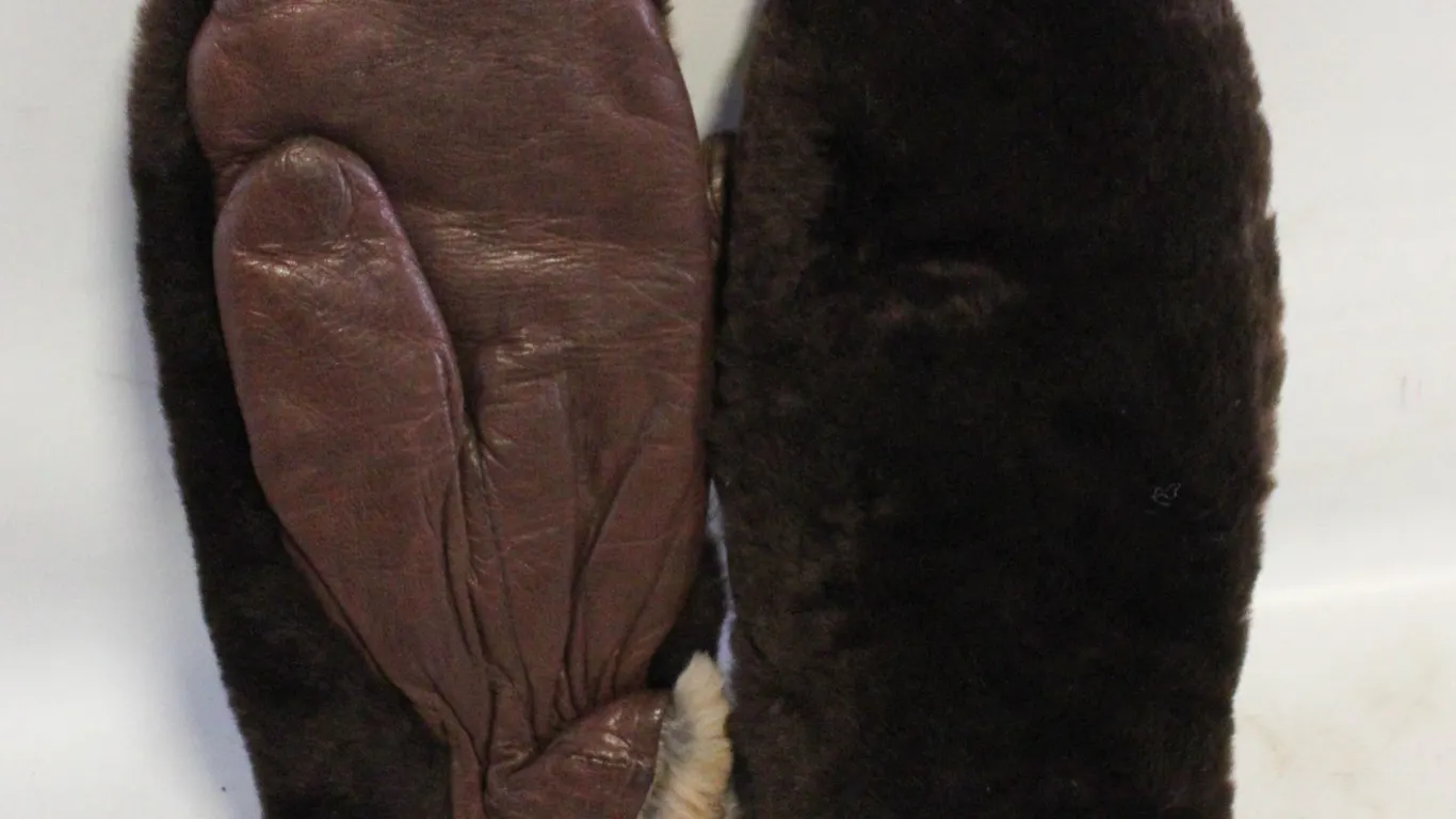 LADIES SMALL VINTAGE FUR MITTENS