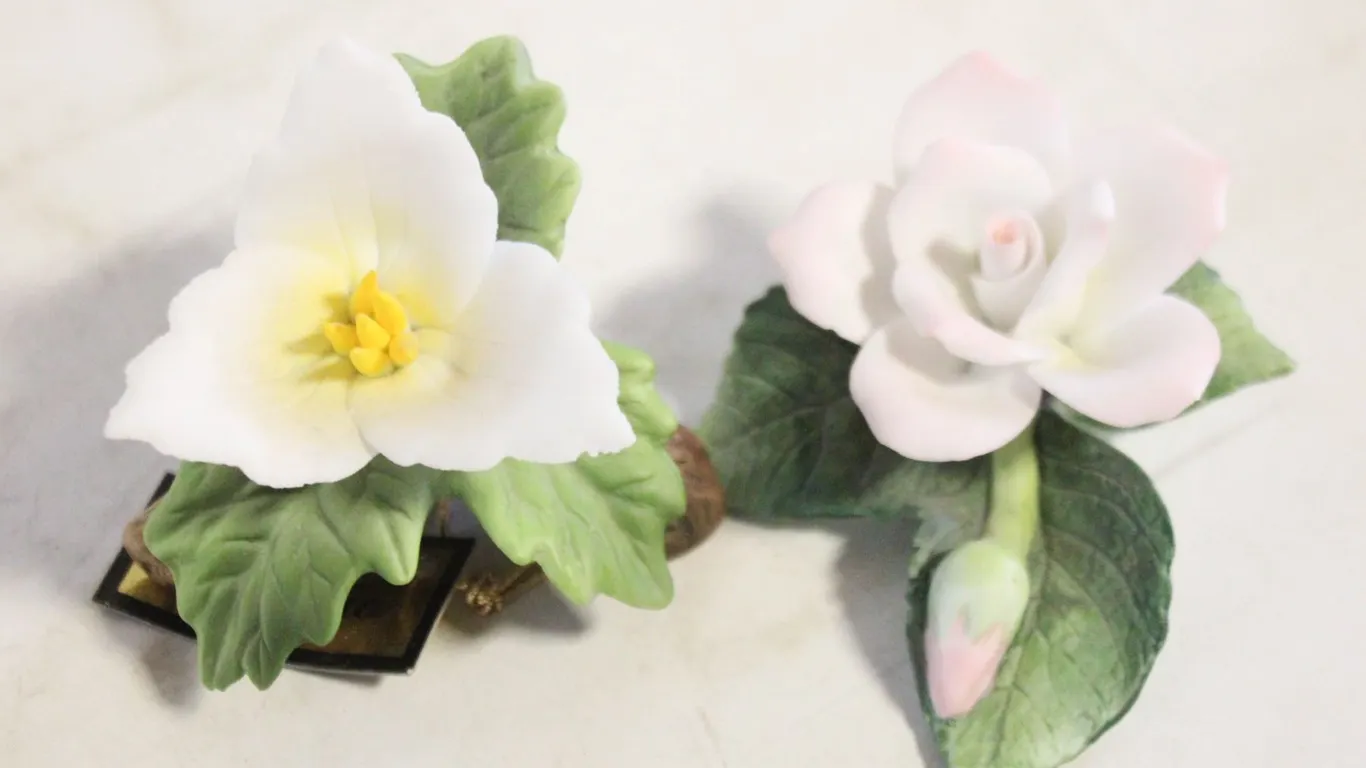 2 VINTAGE WHITE MAGNOLIA FLOWER BONE CHINA DECOR