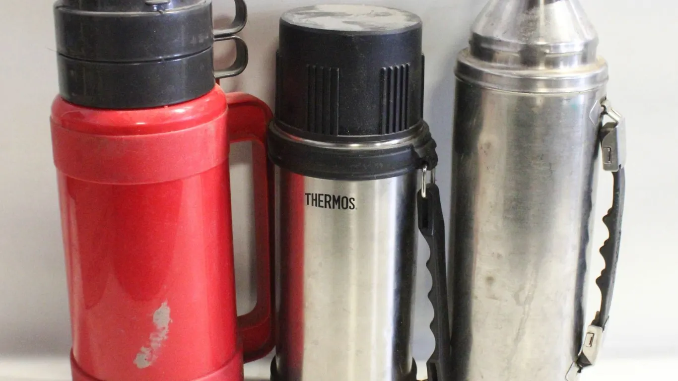 3 VINTAGE THERMOS