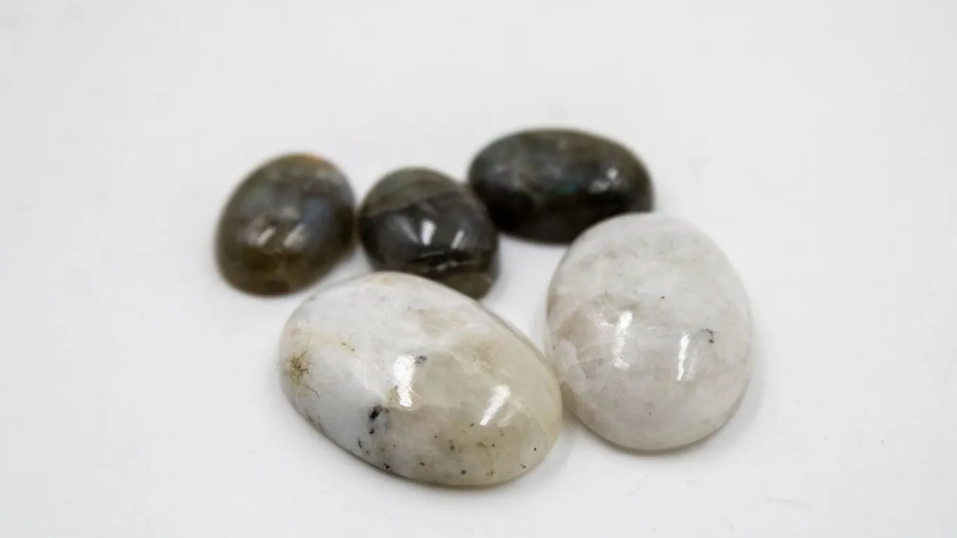 #328-NATURAL LABRADORITE & MOONSTONES 95.85CT