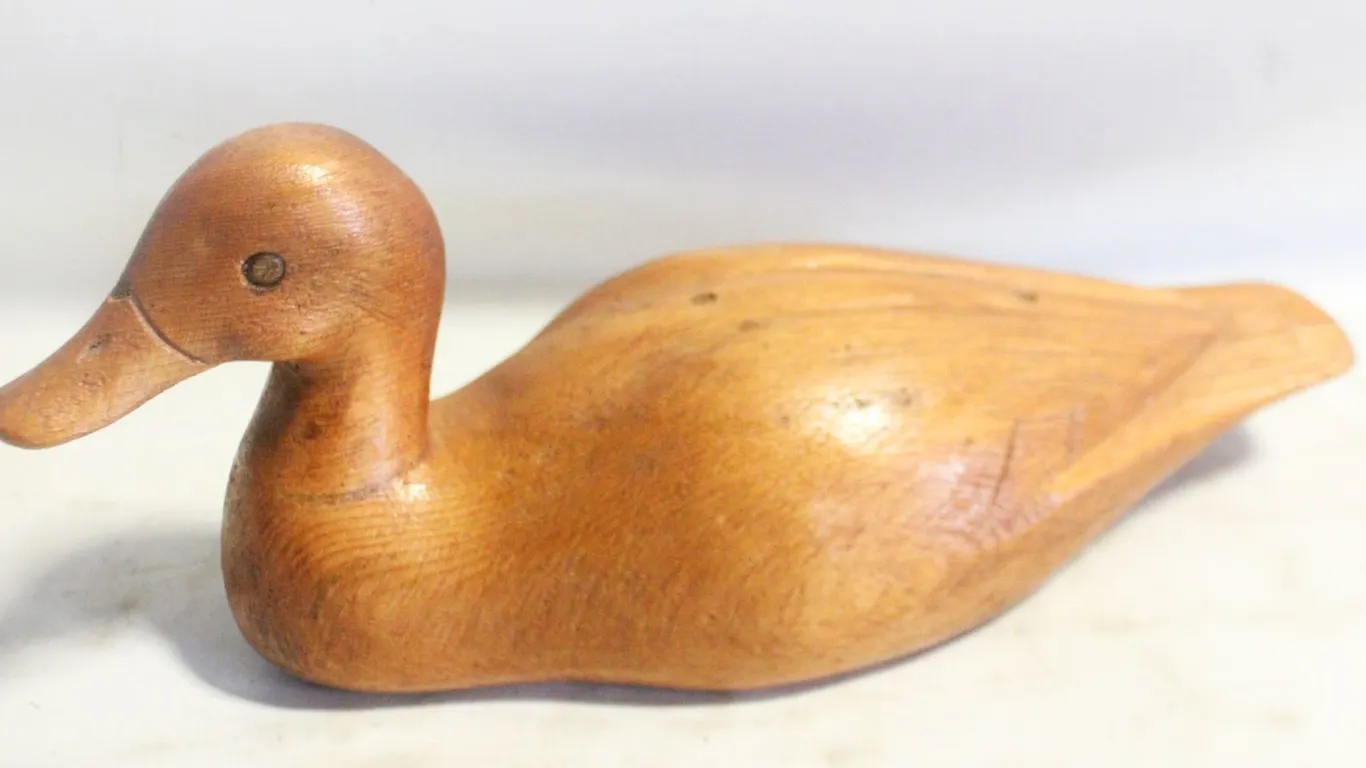 VINTAGE HAND CARVED WOODEN DUCK