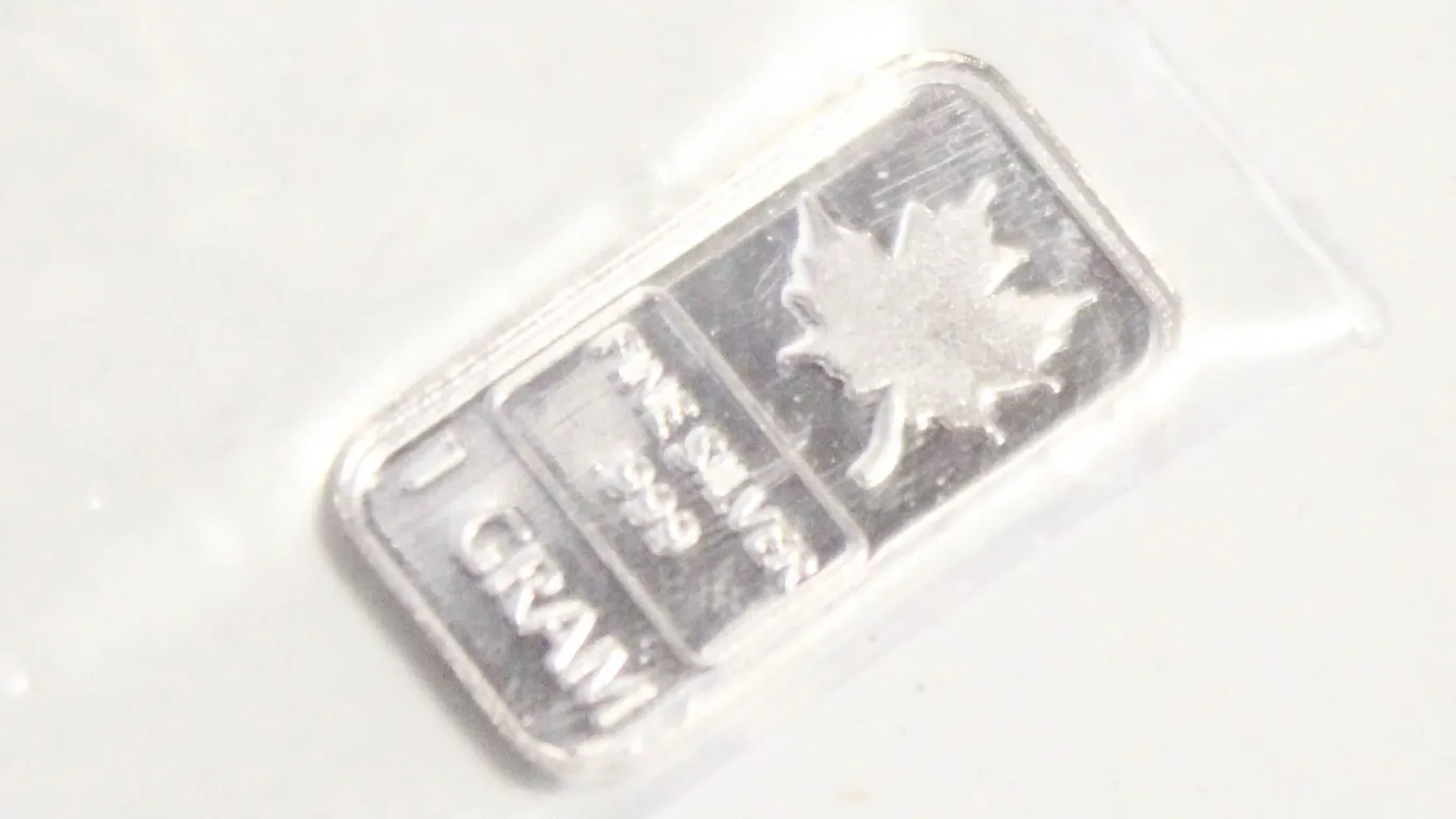 1 GRAM SILVER MAPLE BAR
