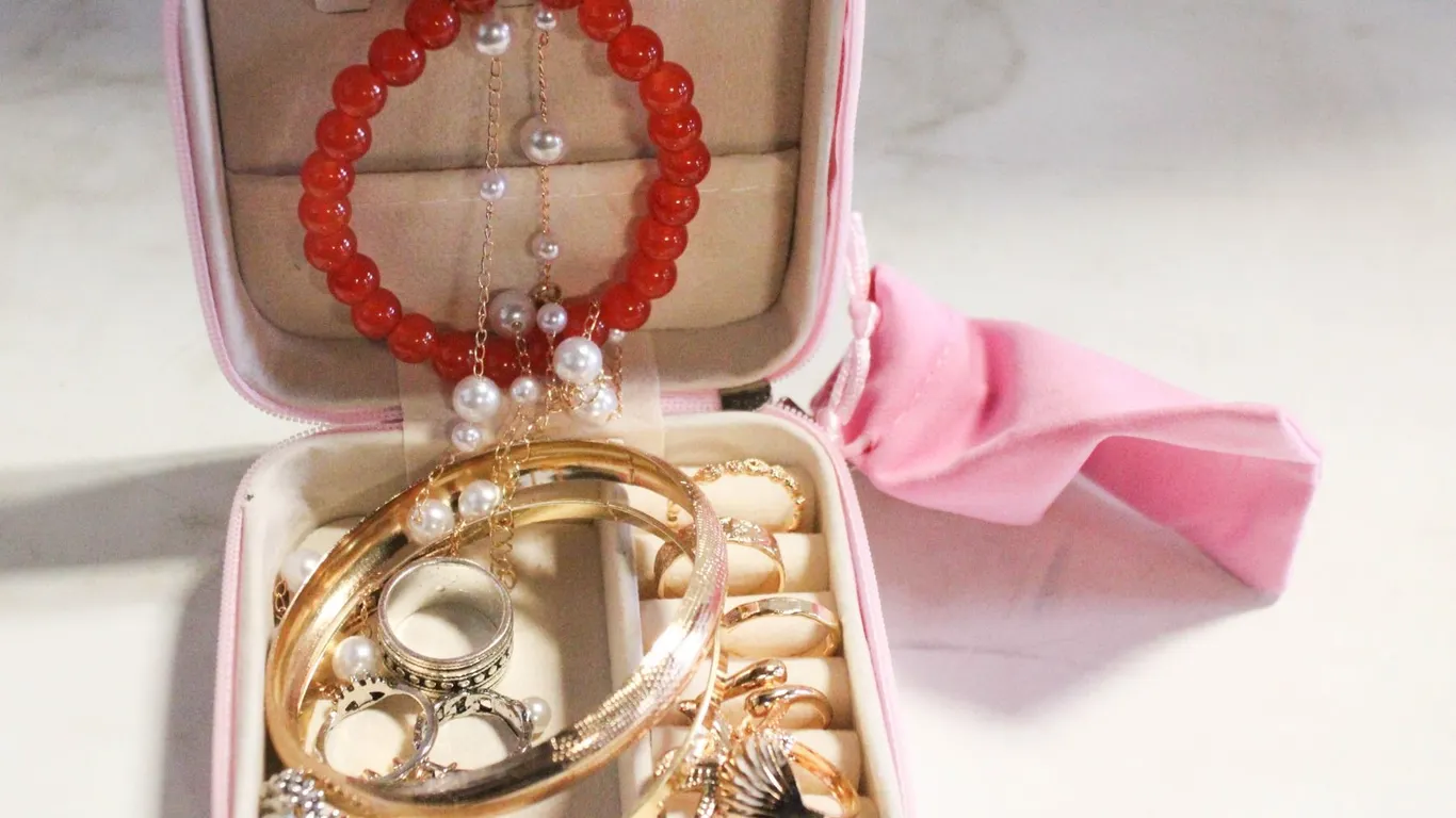 TRAVELING JEWELRY BOX FULL OF JEWELRY