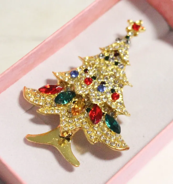 NEW CHRISTMAS TREE BROOCH W/CLEAR RHINESTONES