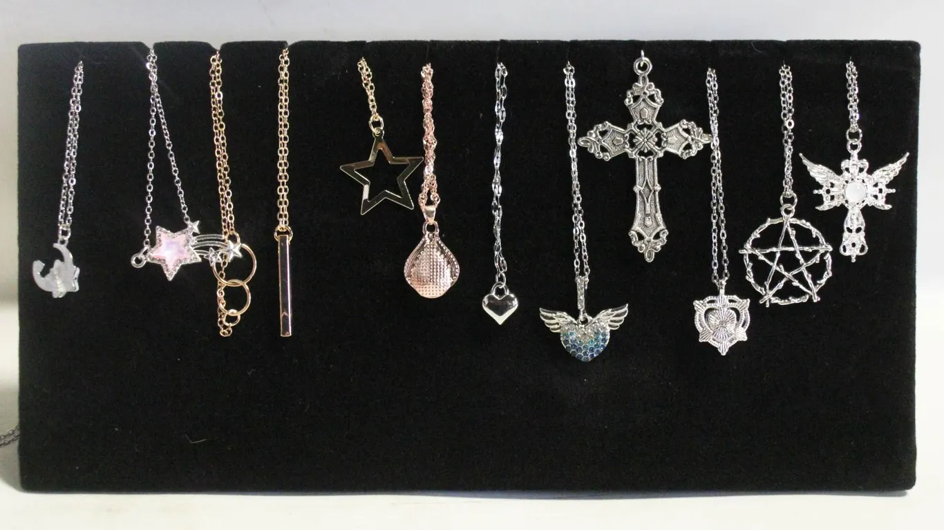 NEW JEWELRY DISPLAY STAND W/12 NECKLACES