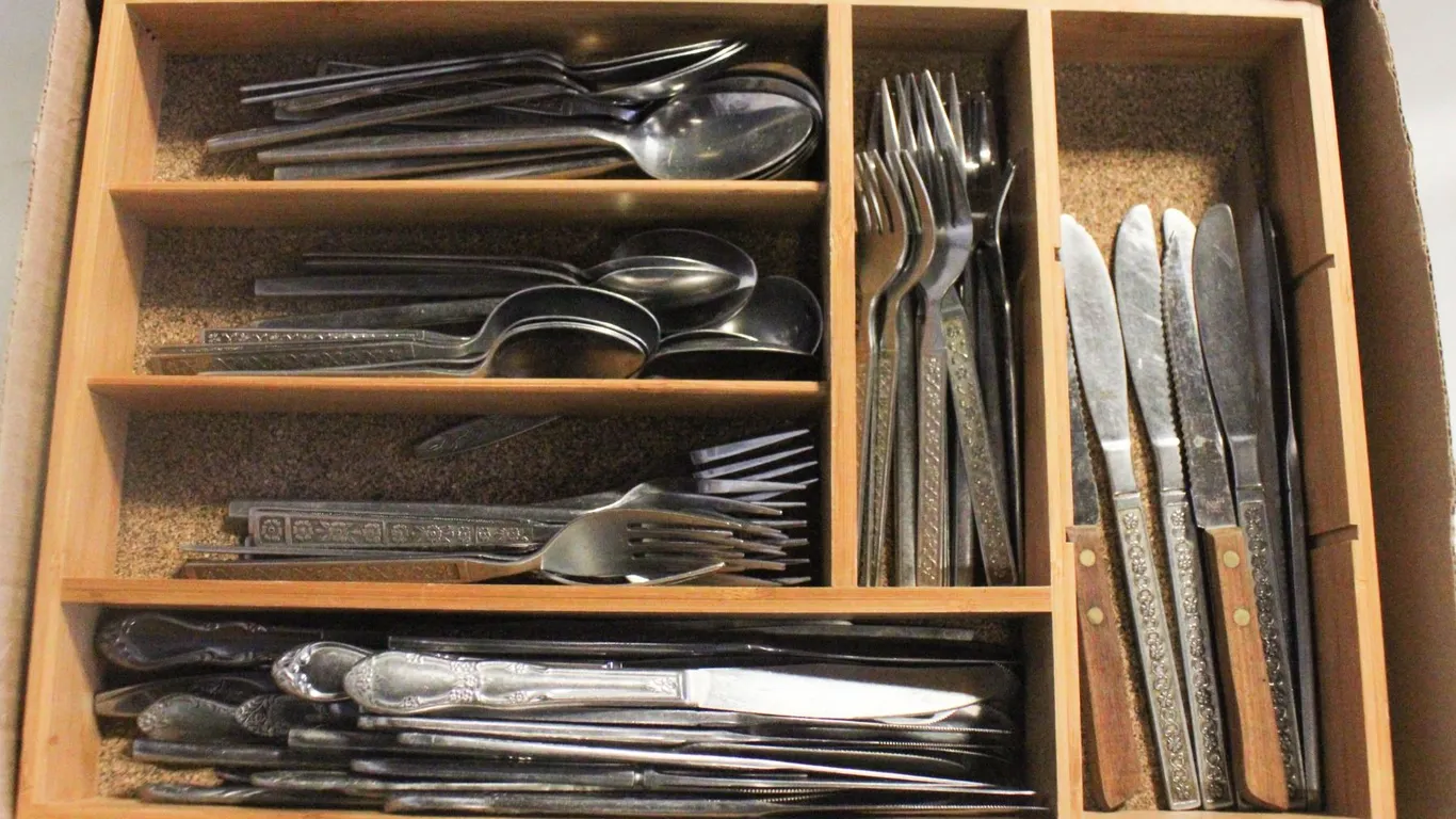 82 SILVERWARE & BAMBOO WOOD SILVERWARE CONTAINER