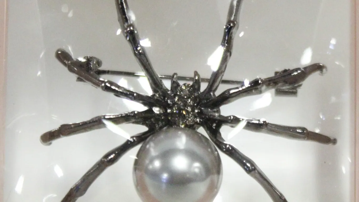 NEW SPIDER BROOCH WITH METALLIC FAUX PEARL