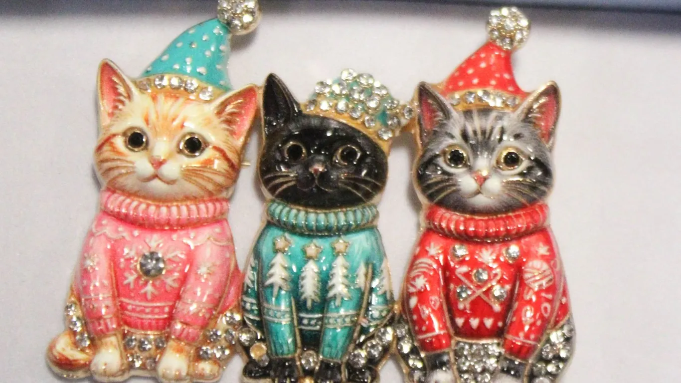 NEW TRIPLE KITTEN BROOCH WITH RHINESTONES