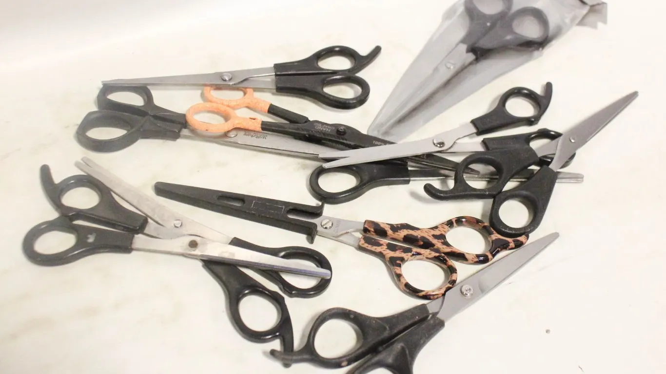 11 PAIRS OF HAIRDRESSING SCISSORS