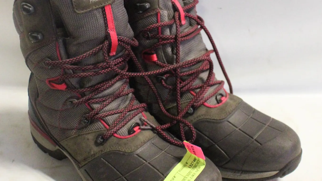 LADIES SIZE 10 NORTHFACE HIKING BOOTS, LIKE NEW