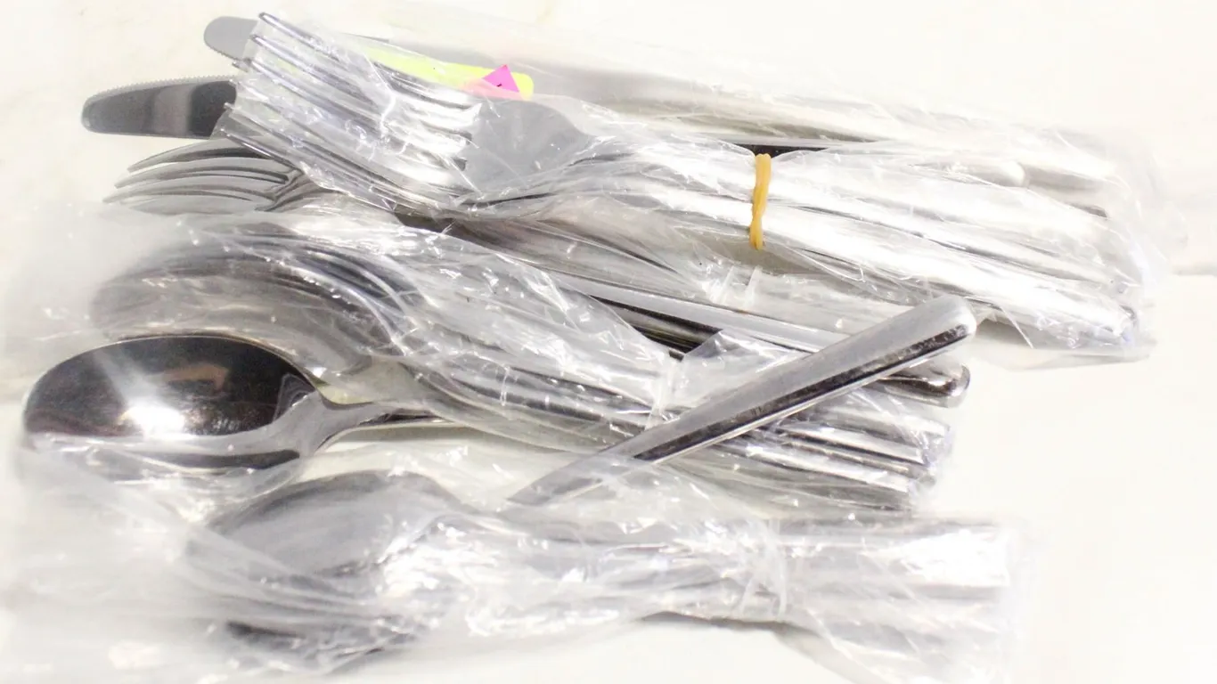 NEW 20PC HOMETRENDS SET OF FLATWARE