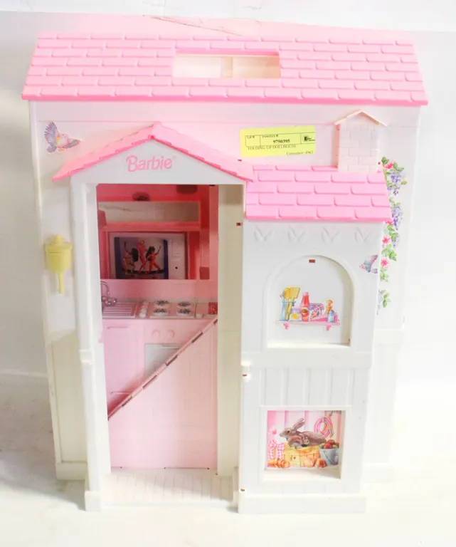FOLDING UP DOLLHOUSE