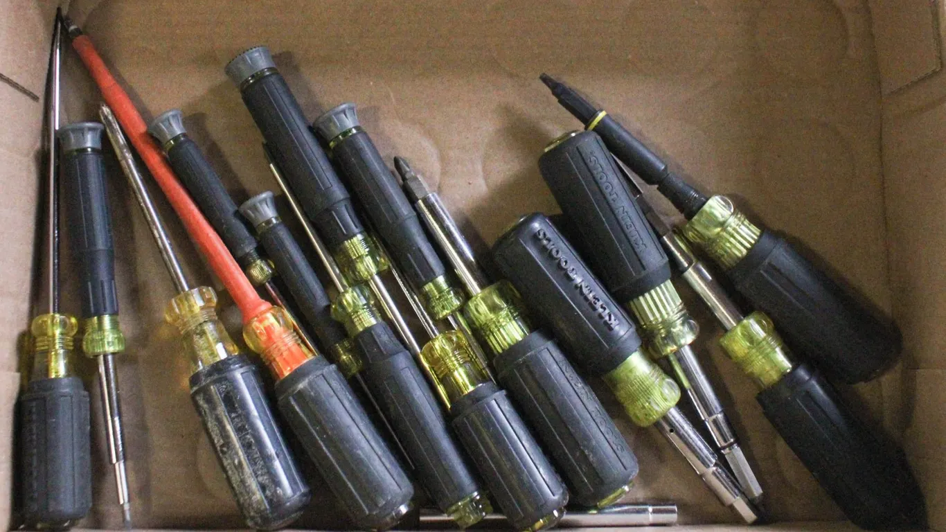 FLAT OF KLEIN SCREW DRIVERS