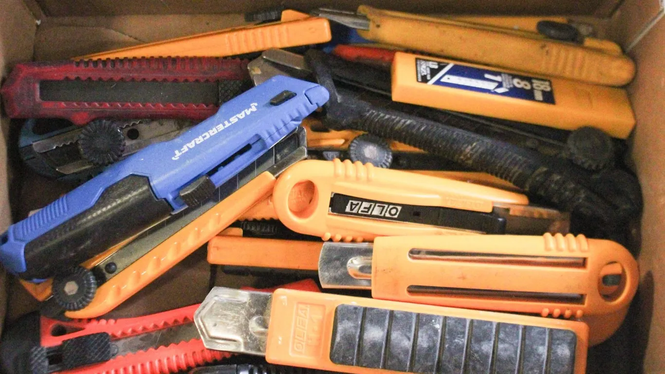 BOX OF UTILITY KNIVES