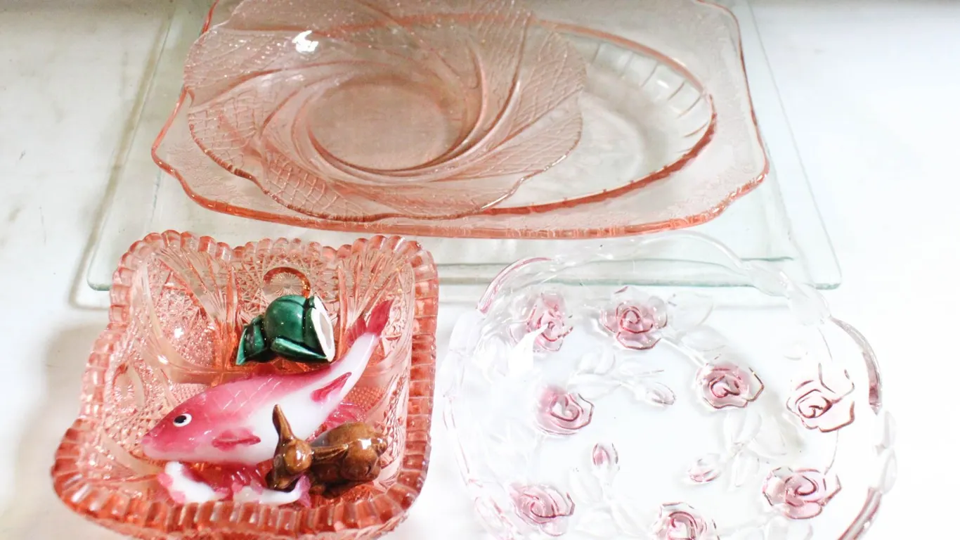 BOX OF VINTAGE GLASSWARE