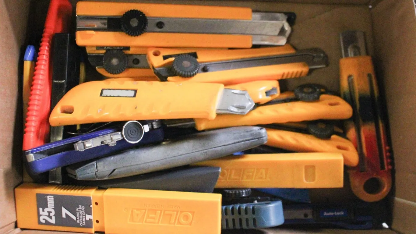 BOX OF UTILITY KNIVES