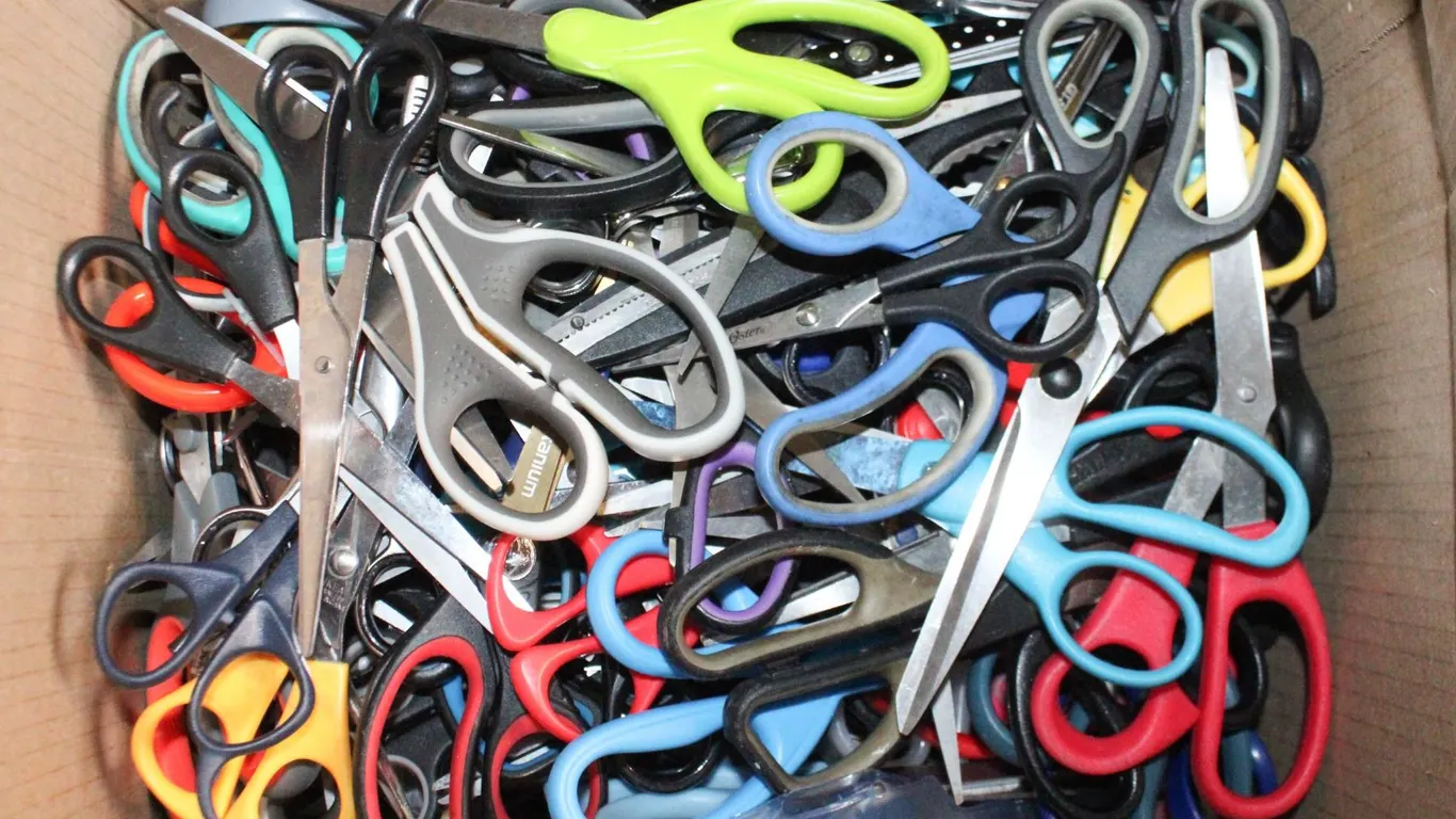BOXES FULL OF SCISSORS