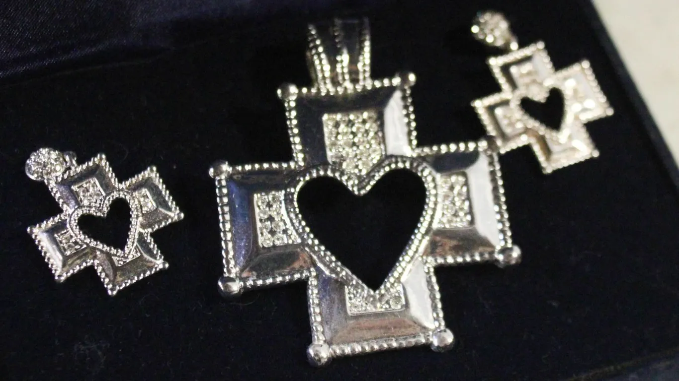 MONTANA SILVERSMITHS WESTERN HEART EARRING