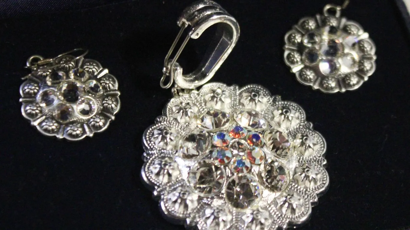 MONTANA SILVERSMITHS GUNMETAL & CRYSTAL