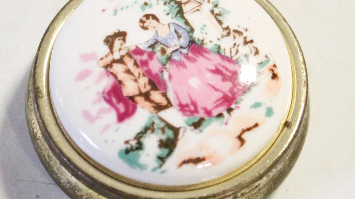 VINTAGE PILL HOLDER