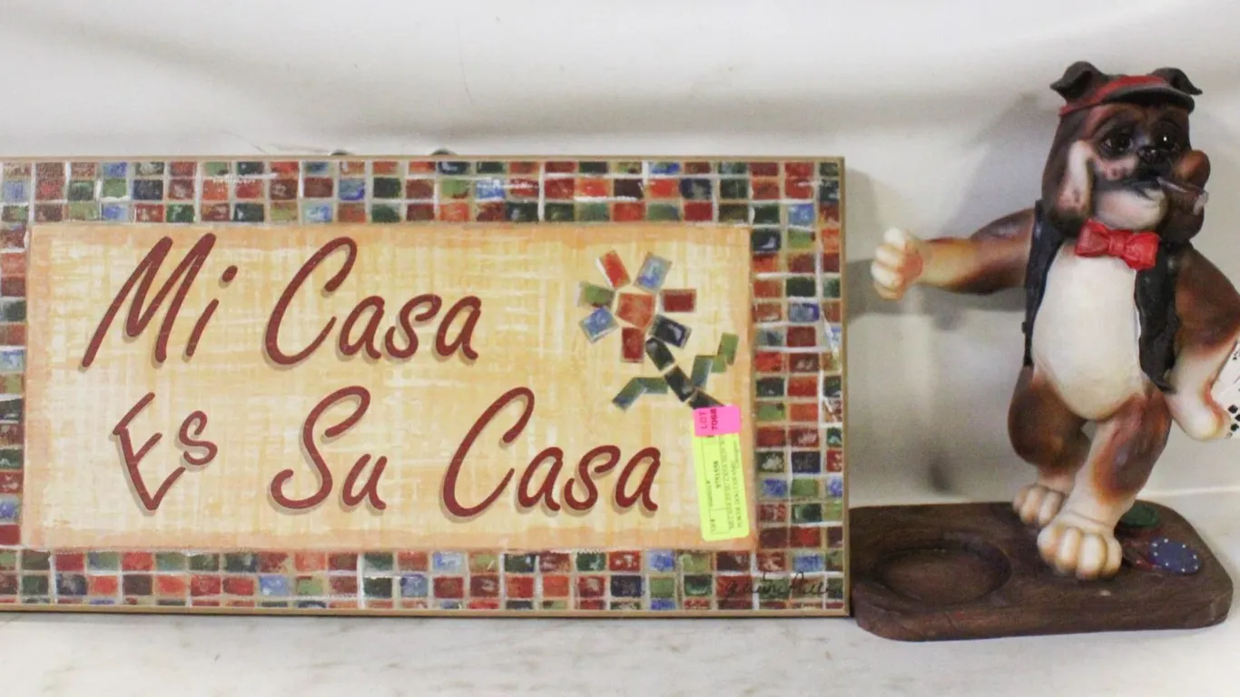 MI CASA ES SU CASA SIGN WITH POKER DOG CERAMIC