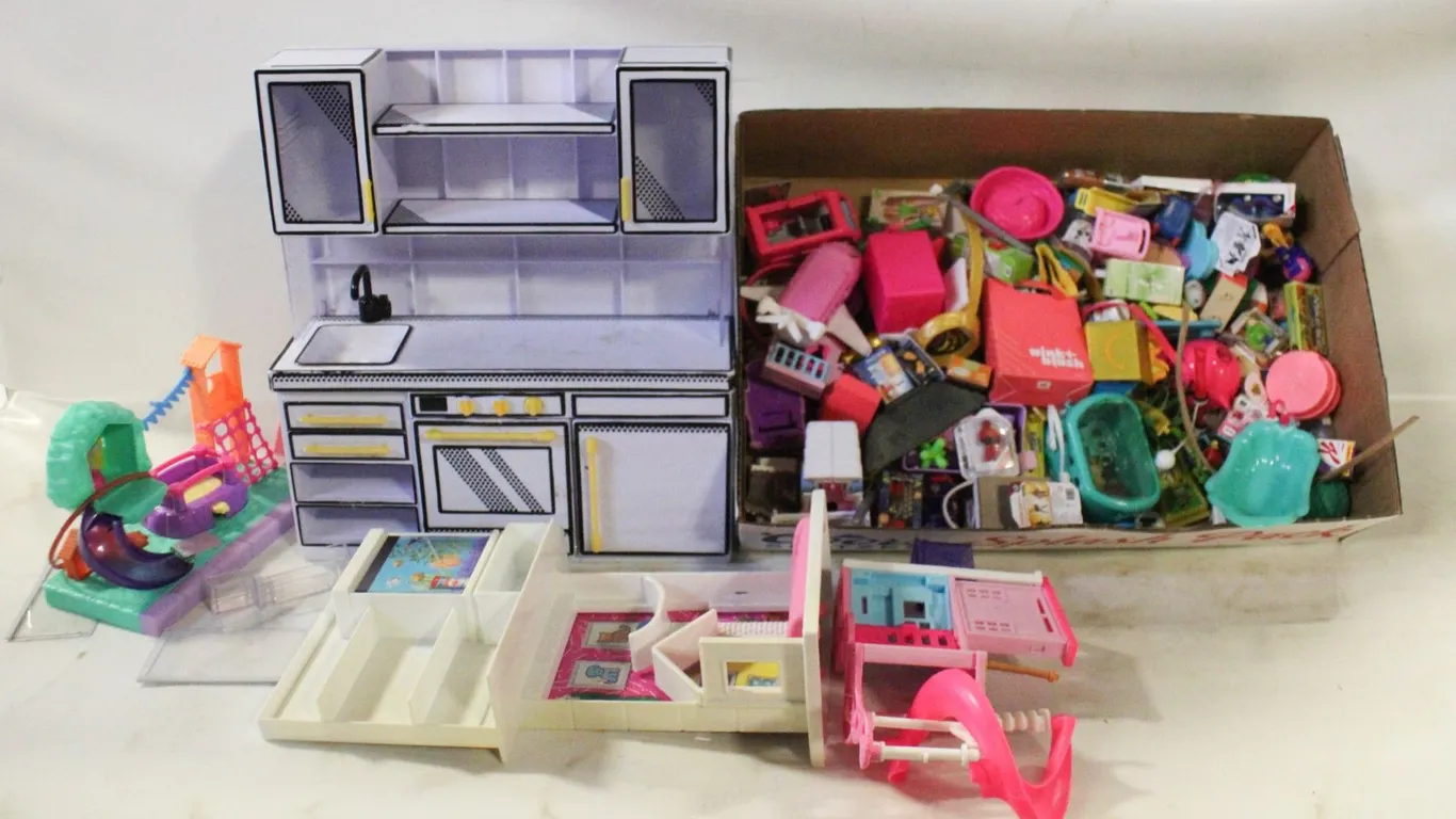 FLAT OF BARBIE ACCESSORIES