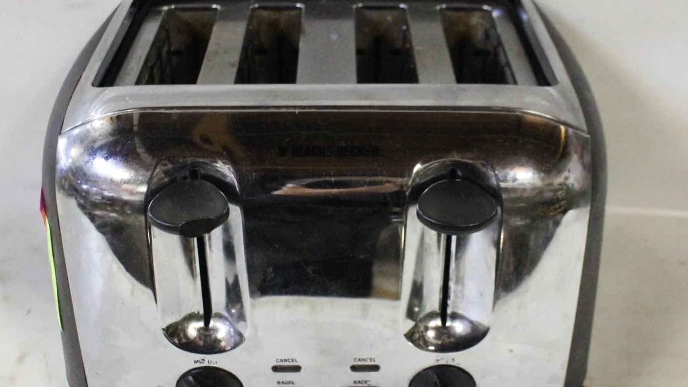 BLACK AND DECKER STAINLESS 4 SLICE TOASTER