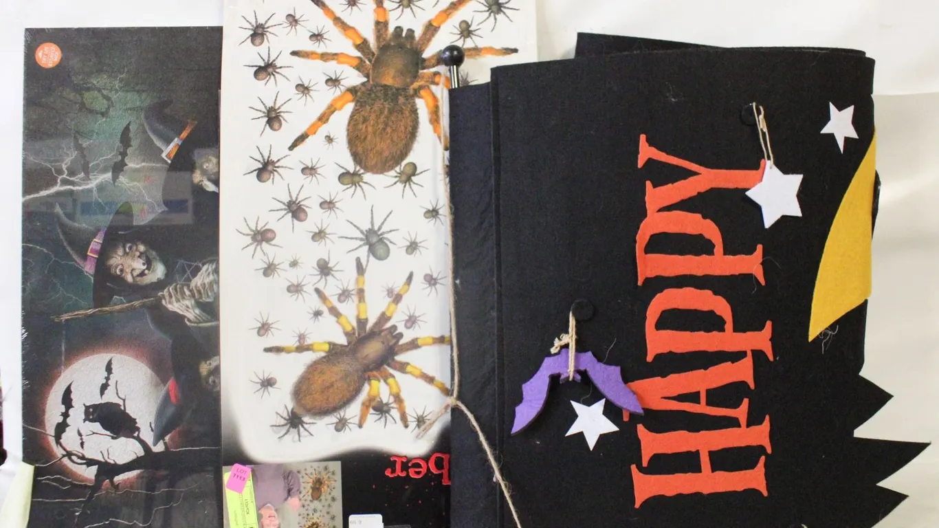 LOT OF HALLOWEEN DECORATING KITS