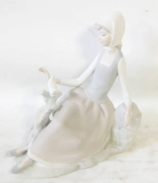 VINTAGE LLADRO SHEPPERDESS WITH DOVE MATTE
