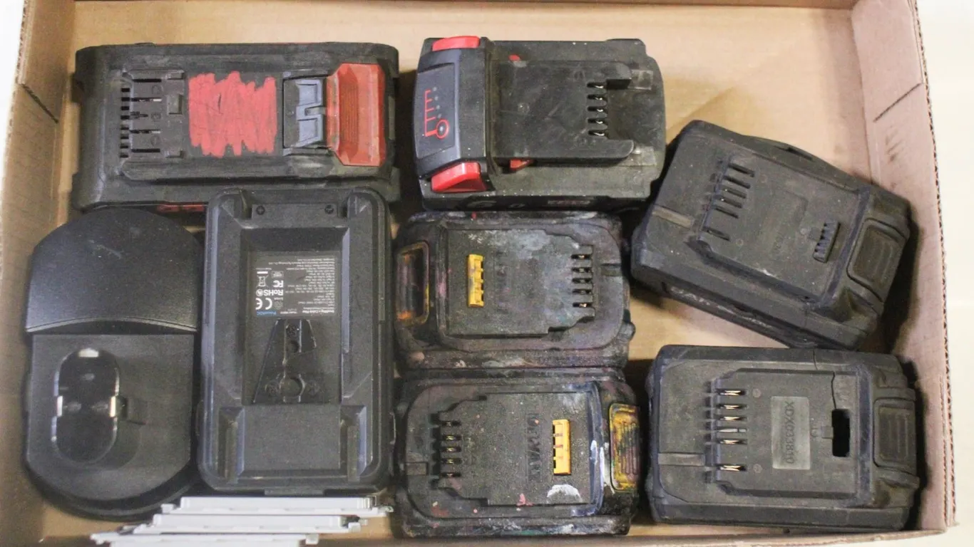FLAT OF ASSORTED BATTERIES
