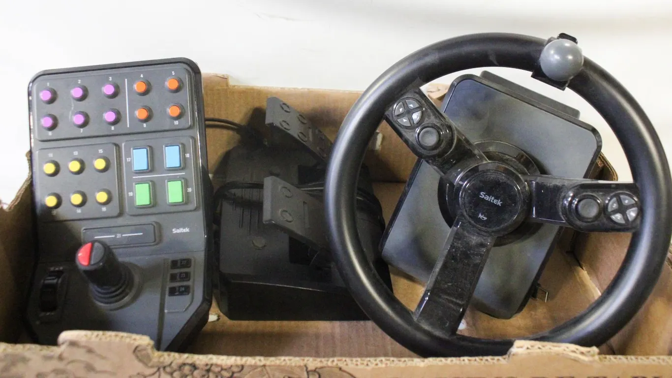 SAITEK FARM SIMULATOR CONTROLLER WITH WHEEL