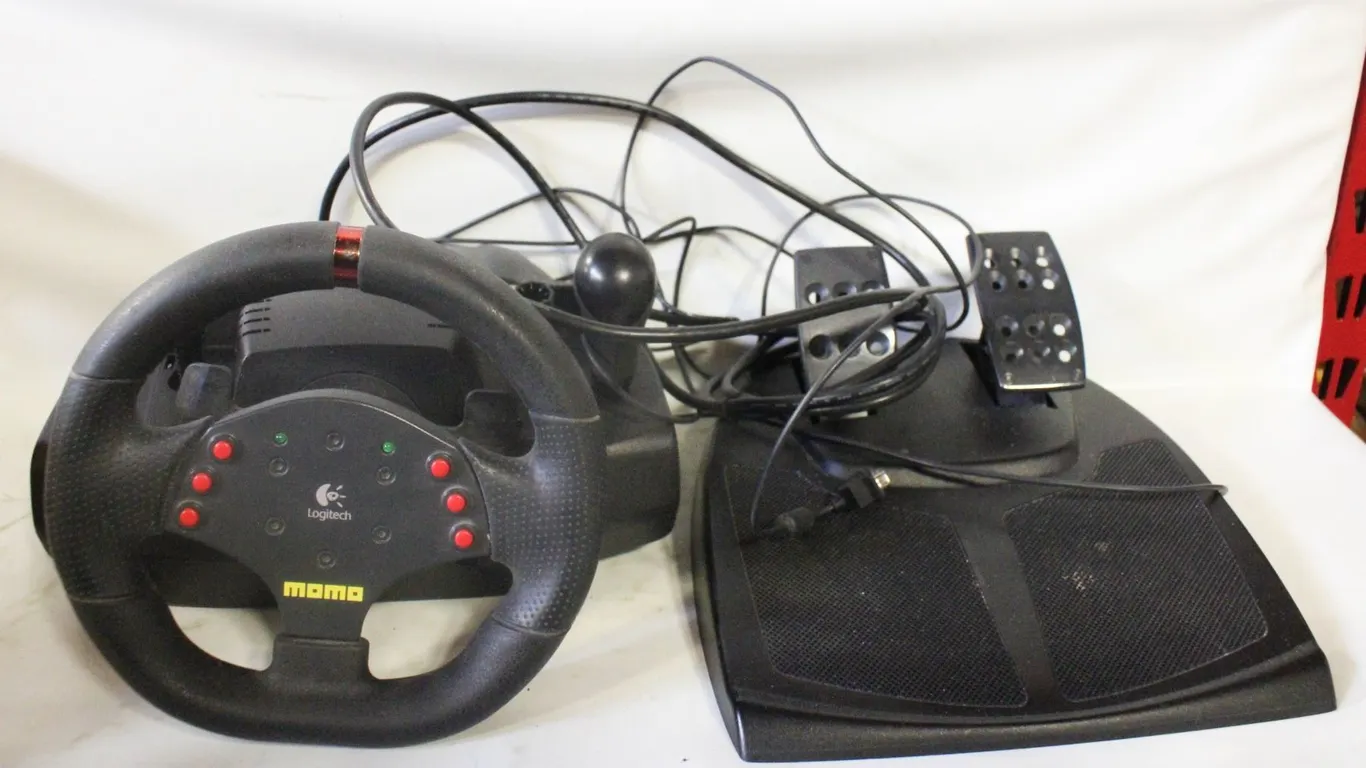 LOGITECH MOMO RACING WHEEL /PEDALS SET
