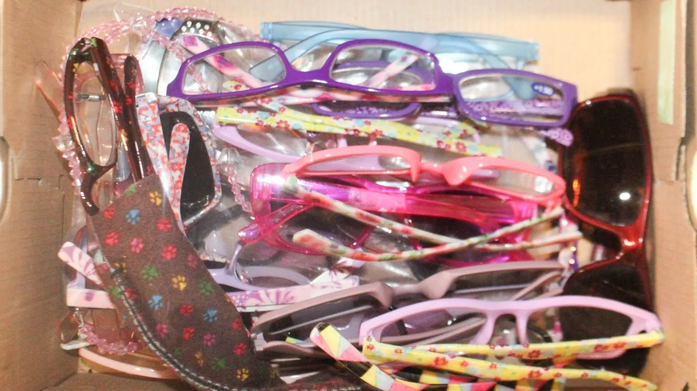 LARGE LOT OF READING GLASSES
