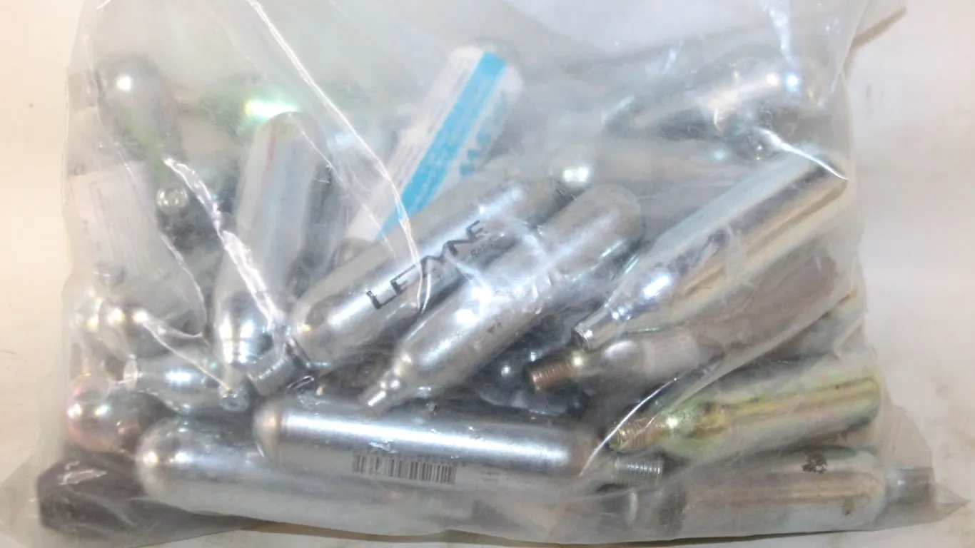 BAG OF COMPRESSED AIR CYLINDERS