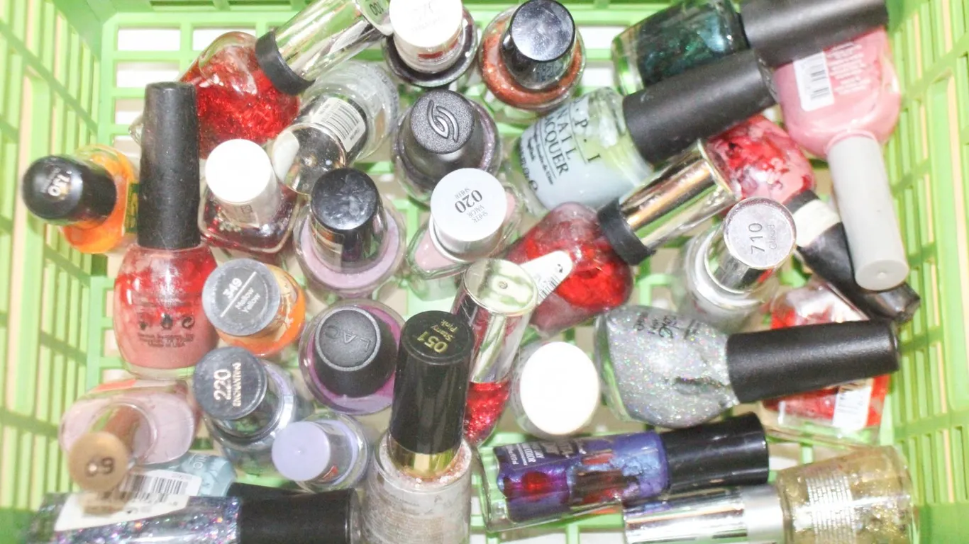 BASKET NAIL POLISH