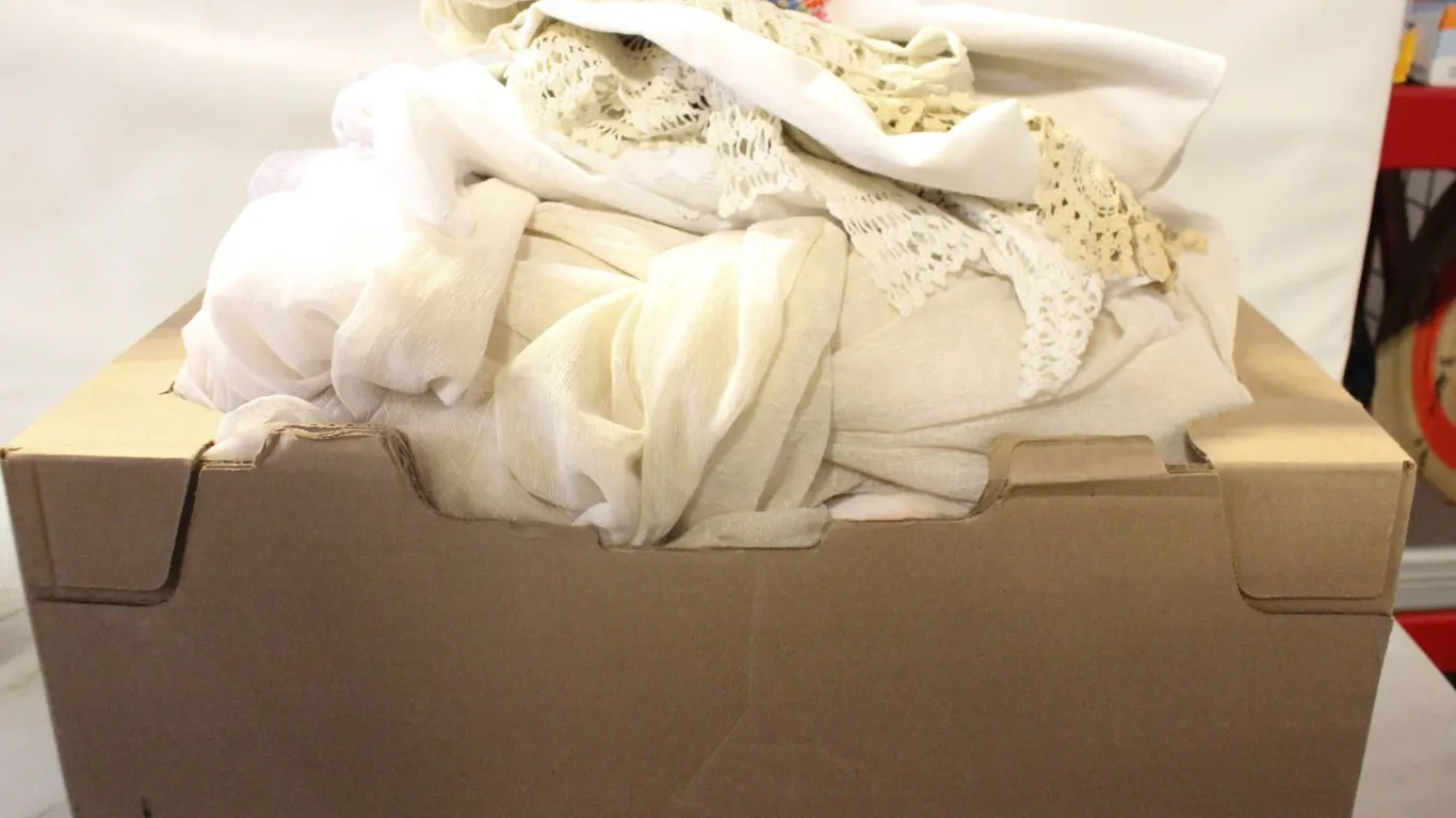 LRG LOT OF VINTAGE LINENS/TABLECLOTHS - SOME LACE