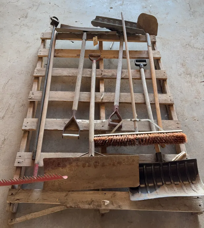 Shovels, Rakes & Garden Tools Lot