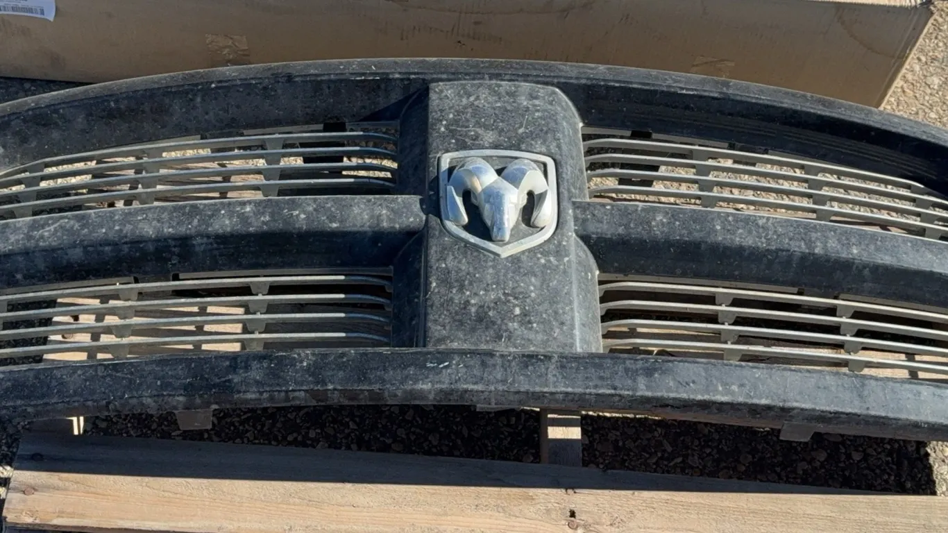 Front Grille 2002-2005 Dodge Ram 1500