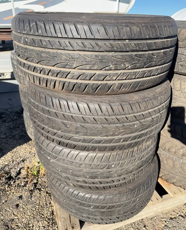 Set of 4 Yokohama AVID Envigor 215/50R17 All-Season Tires (95V)