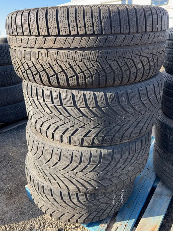 Set of 4 Rovelo Arctic Vision Winter Tires on Mustang Alloy Rims - 245/40R18 97V