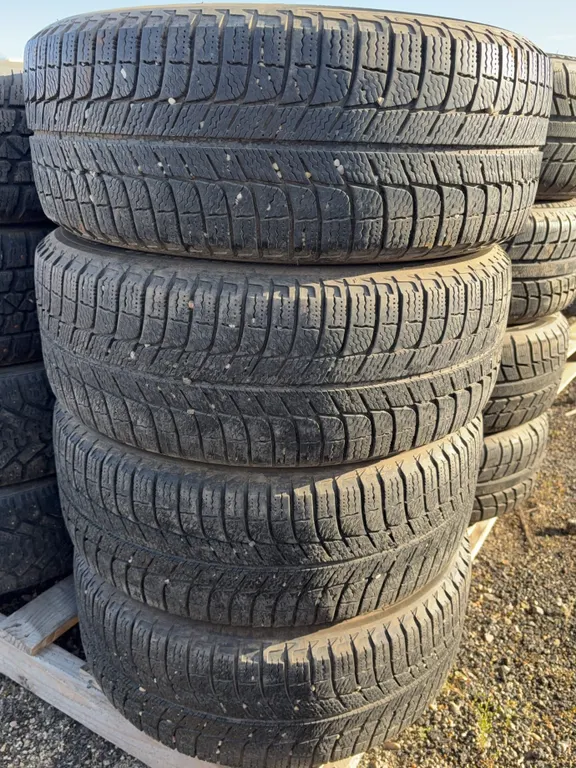 Set of 4 Michelin X-Ice Winter Tires on Honda Alloy Rims - 205/55R16