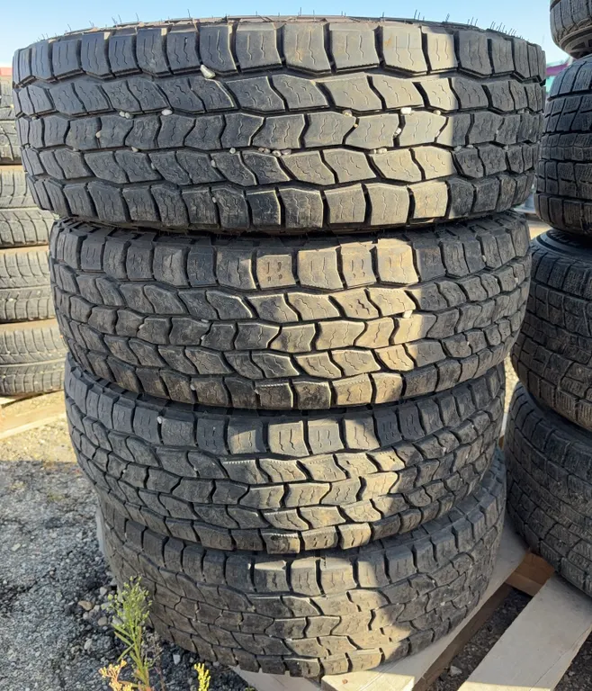Set of 4 Cooper Discoverer AT3 LT Tires - LT225/75R16