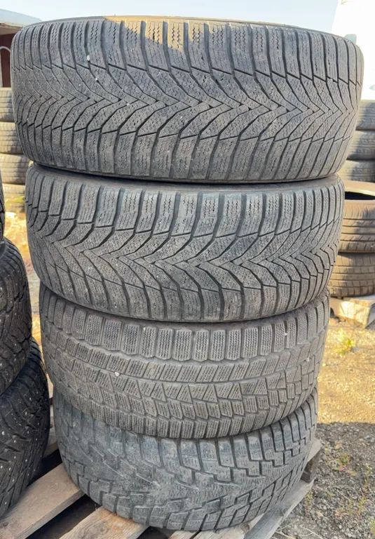 Set of 4 Nexen Winguard Sport 2 Winter Tires on Hyundai Alloy Rims - 225/40R18