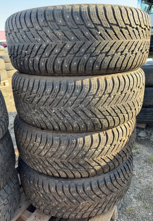 Set of 4 Nokian Hakkapeliitta 10 Studded Winter Tires - 245/60R18