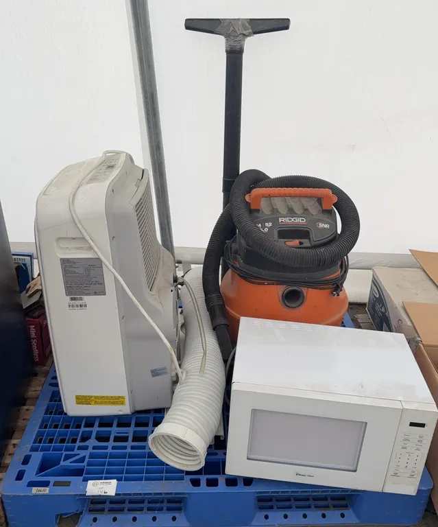 Portable Air Conditioner, RIDGID Wet/Dry Vacuum & Magic Chef Microwave Lot